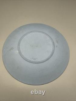 Assiette trophée en jaspe rare tri-couleur bleu, blanc, or, Cupidon aiguisant des flèches