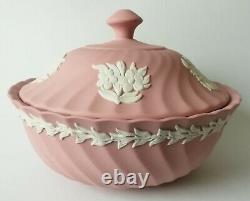 Bac à poudre flûté en jaspe rose Wedgwood avec couvercle
