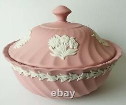 Bac à poudre flûté en jaspe rose Wedgwood avec couvercle