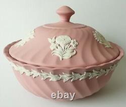 Bac à poudre flûté en jaspe rose Wedgwood avec couvercle
