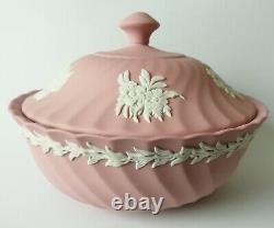 Bac à poudre flûté en jaspe rose Wedgwood avec couvercle
