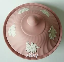 Bac à poudre flûté en jaspe rose Wedgwood avec couvercle