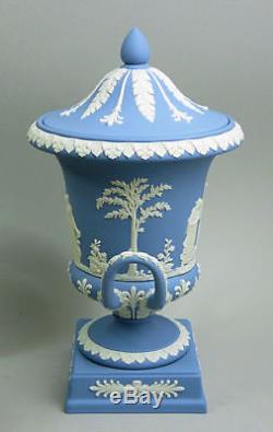 Beau Vase Wedgwood Bleu Jasper Ware Campana Et Couvercle C. 1971