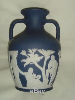 Beau Vintage Wedgwood Bleu Foncé Et Blanc Jasper Ware Portland Urne Vase