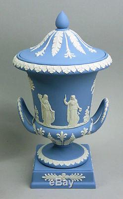 Beau Wedgwood Blue Jasper Ware Grand Vase De Forme Campana Et Couvercle C. 1971
