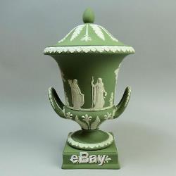 Beau Wedgwood Vert Jasper Ware Campana Forme Piédestal Vase C. 1969