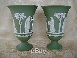 Belle Paire De Grands Vases Wedgwood Vert Sauge Jasper Ware 7 1/2 Sur Socle