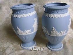 Belle Paire De Wedgwood Blue Jasper Ware Bountiful 8 Vases Sur Piédestal Menthe
