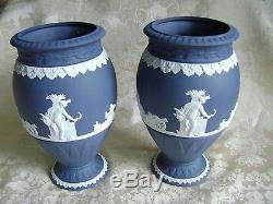 Belle Paire De Wedgwood Portland Blue Jasperware 8 Vases De Piédestal Bountiful