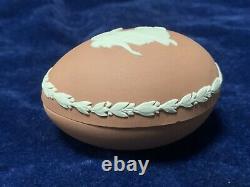 Belle Très Rare Wedgwood Terracotta Jasperware Œuf En Forme De Lit Boîte Àrinket