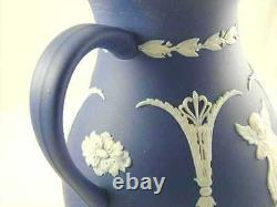 Belle cruche décorée d'un ange chérubin dans le style de la belle poterie ancienne Wedgwood Jasperware