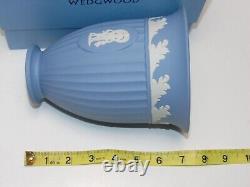 Blanc Sur Bleu Wedgwood Jasperware Vase Grand Pied Avec Boîte