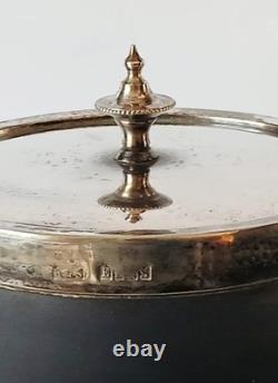 Bocal en biscuit noir en jaspe Wedgwood