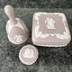 Bo&icirc;te &agrave; Bibelots Wedgwood Jasperware Lilas Ronde Carr&eacute;e &agrave; Couvercle Avec Cloche, 3 Pi&egrave;ces, Tr&egrave;s Bon &eacute;tat