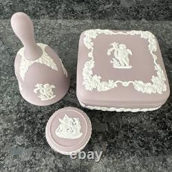 Boîte à bibelots Wedgwood Jasperware lilas ronde carrée à couvercle avec cloche, 3 pièces, très bon état