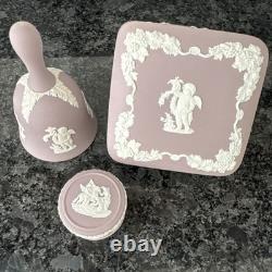 Boîte à bibelots Wedgwood Jasperware lilas ronde carrée à couvercle avec cloche, 3 pièces, très bon état