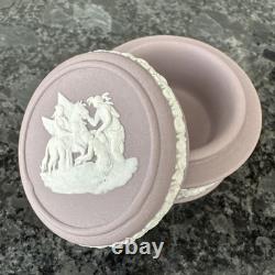 Boîte à bibelots Wedgwood Jasperware lilas ronde carrée à couvercle avec cloche, 3 pièces, très bon état