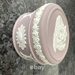 Boîte à bibelots Wedgwood Jasperware lilas ronde carrée à couvercle avec cloche, 3 pièces, très bon état