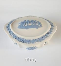 Boîte à bibelots en jaspe de forme de bateau avec chérubins, Wedgwood bleu sur blanc, jasperware