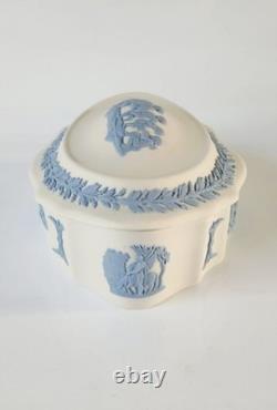 Boîte à bibelots en jaspe de forme de bateau avec chérubins, Wedgwood bleu sur blanc, jasperware