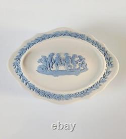Boîte à bibelots en jaspe de forme de bateau avec chérubins, Wedgwood bleu sur blanc, jasperware