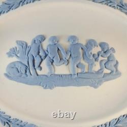 Boîte à bibelots en jaspe de forme de bateau avec chérubins, Wedgwood bleu sur blanc, jasperware