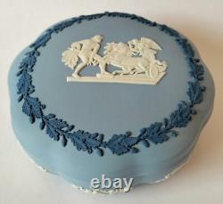 Boîte à bibelots en jaspe tri-couleur Wedgwood à bords festonnés