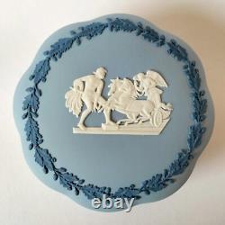 Boîte à bibelots en jaspe tri-couleur Wedgwood à bords festonnés