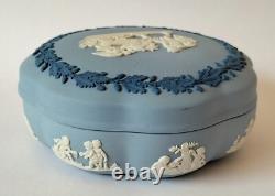 Boîte à bibelots en jaspe tri-couleur Wedgwood à bords festonnés