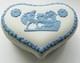 Bo&icirc;te &agrave; Bijoux Wedgwood En Jasperware En Forme De C&oelig;ur, D&eacute;cor Bleu Sur Fond Blanc