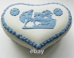 Boîte à bijoux Wedgwood en jasperware en forme de cœur, décor bleu sur fond blanc