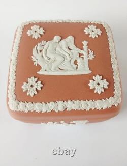 Boîte à bijoux carrée Wedgwood en jasperware, couleur terre cuite