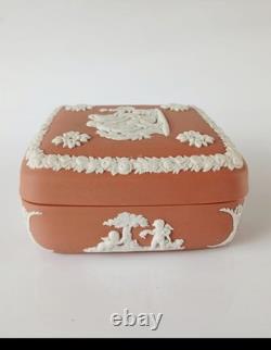 Boîte à bijoux carrée Wedgwood en jasperware, couleur terre cuite