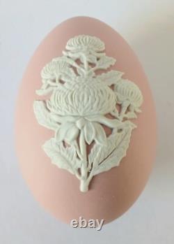 Boîte à bijoux en forme d'œuf Wedgwood Jasperware rose avec waratah australien