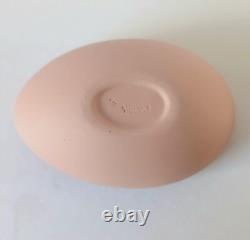Boîte à bijoux en forme d'œuf Wedgwood Jasperware rose avec waratah australien