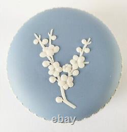 Boîte à bijoux en jaspe Wedgwood bleu avec fleurs de prunier