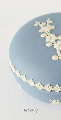 Boîte à bijoux en jaspe Wedgwood bleu avec fleurs de prunier