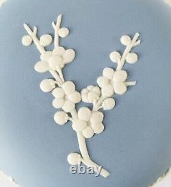Boîte à bijoux en jaspe Wedgwood bleu avec fleurs de prunus