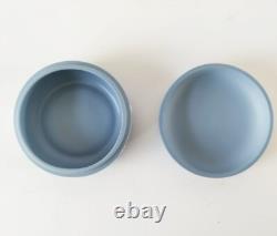 Boîte à bijoux en jaspe Wedgwood bleu avec fleurs de prunus