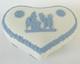 Bo&icirc;te &agrave; Bijoux En Jaspe Wedgwood Bleu Sur Blanc En Forme De C&oelig;ur Jasper