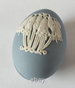 Boîte à bijoux en jaspe bleu Wedgwood avec des cloches de Noël