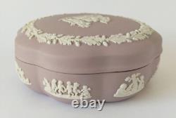 Boîte à bijoux en jaspe lilas Wedgwood avec groupe à bords festonnés et cage