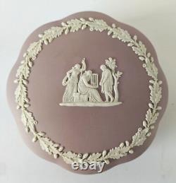 Boîte à bijoux en jaspe lilas Wedgwood avec groupe à bords festonnés et cage