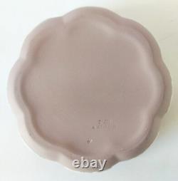 Boîte à bijoux en jaspe lilas Wedgwood avec groupe à bords festonnés et cage