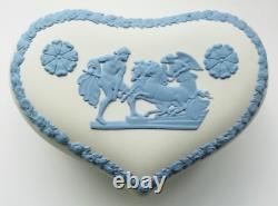 Boîte à bijoux en jasperware Wedgwood bleue sur blanche en forme de cœur