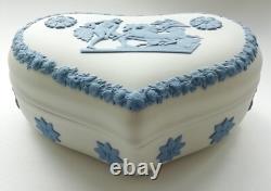 Boîte à bijoux en jasperware Wedgwood bleue sur blanche en forme de cœur
