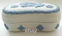 Boîte à bijoux en jasperware Wedgwood bleue sur blanche en forme de cœur