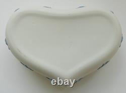 Boîte à bijoux en jasperware Wedgwood bleue sur blanche en forme de cœur