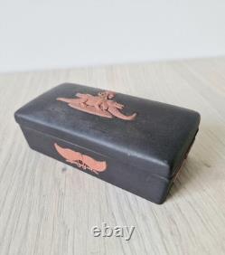 Boîte à bijoux en terracotta égyptienne avec crocodiles en jaspe noir Wedgwood rare
