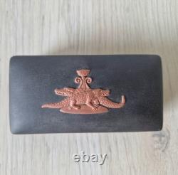 Boîte à bijoux en terracotta égyptienne avec crocodiles en jaspe noir Wedgwood rare